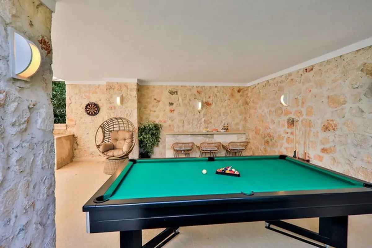 Pool table